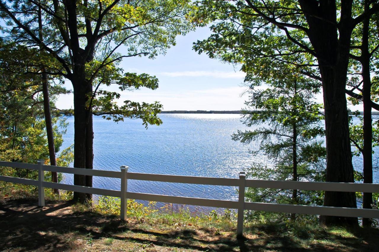 Cabin #2 - M Den Cabin Carp Lake Exterior photo